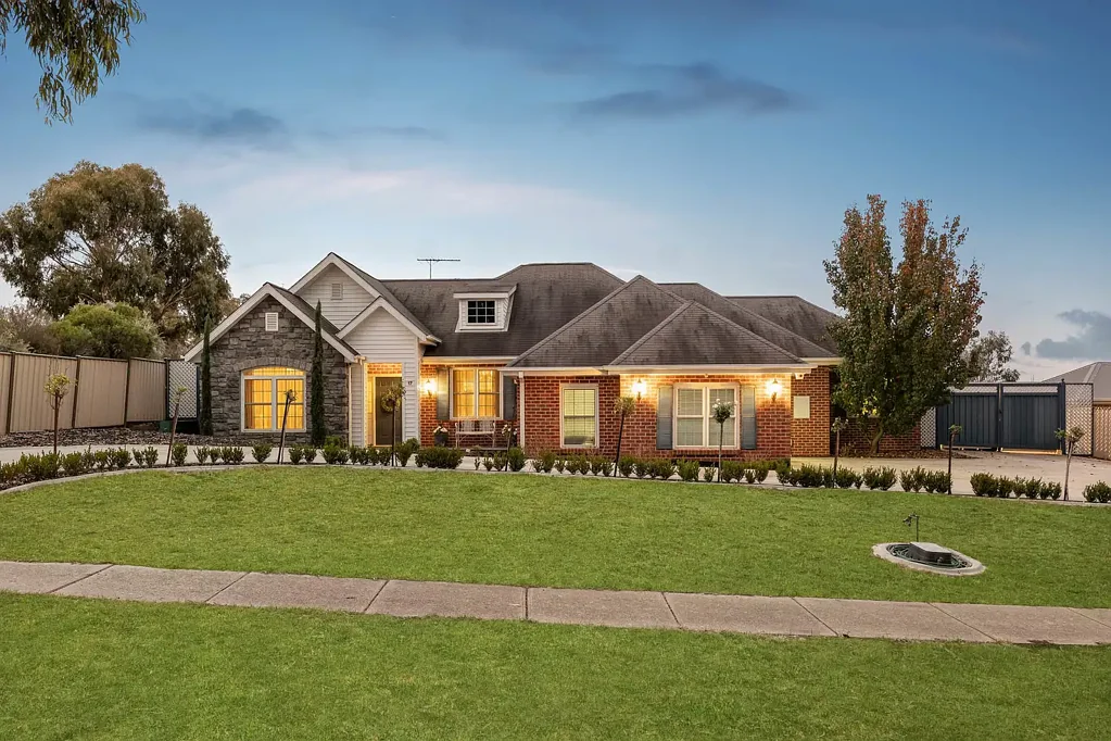Sunbury 4Zimmer Landmark Family Manor in Coveted Jackson's Hill