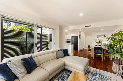 2/82 Clarence Road, Indooroopilly, QLD 4068, 3 slaapkamers, 2 badkamers, Townhouse