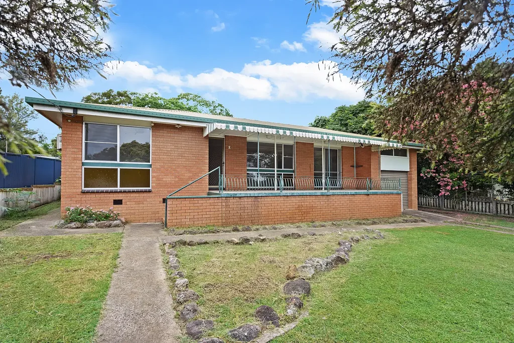 Crows Nest 3 Slaapkamer Calling all First home buyers and Investors - Fantastic Brick home within walking distance to the Crows Nest CBD
