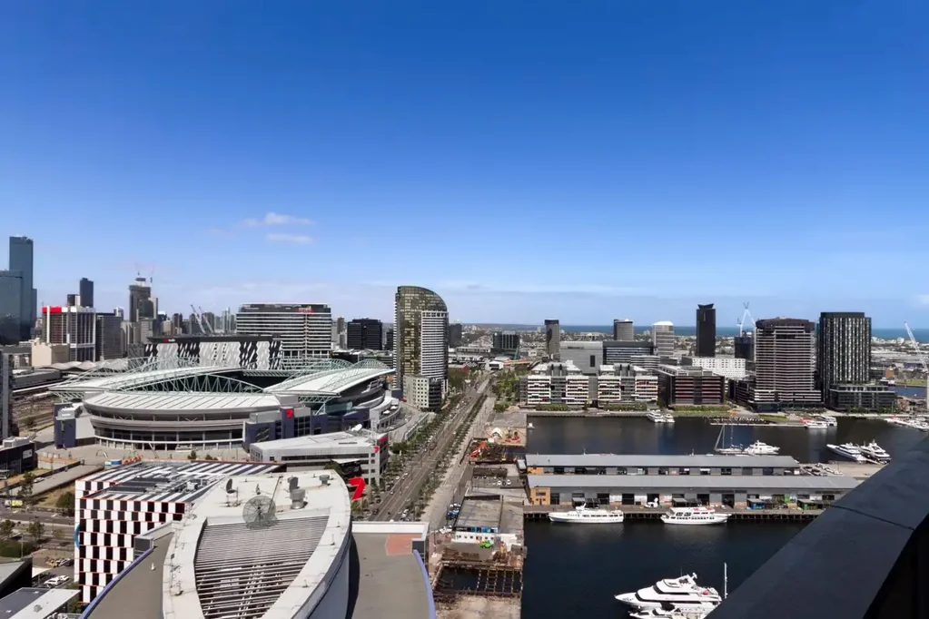 High rise 1 bedroom apartment with stunning views in Docklands' 'The Quays'