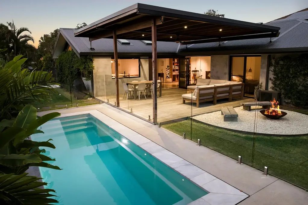 Byron Bay 4ਬੈੱਡਰੂਮ Architectural Family Retreat Moments from Belongil Beach with Resort Style Entertaining