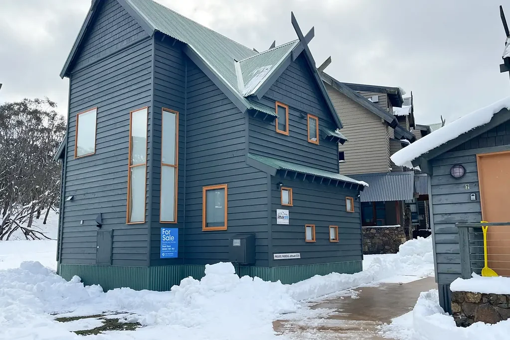 Dinner Plain 3 Bedroom Free standing 3-bedroom ski chalet with reserve frontage at an affordable price.