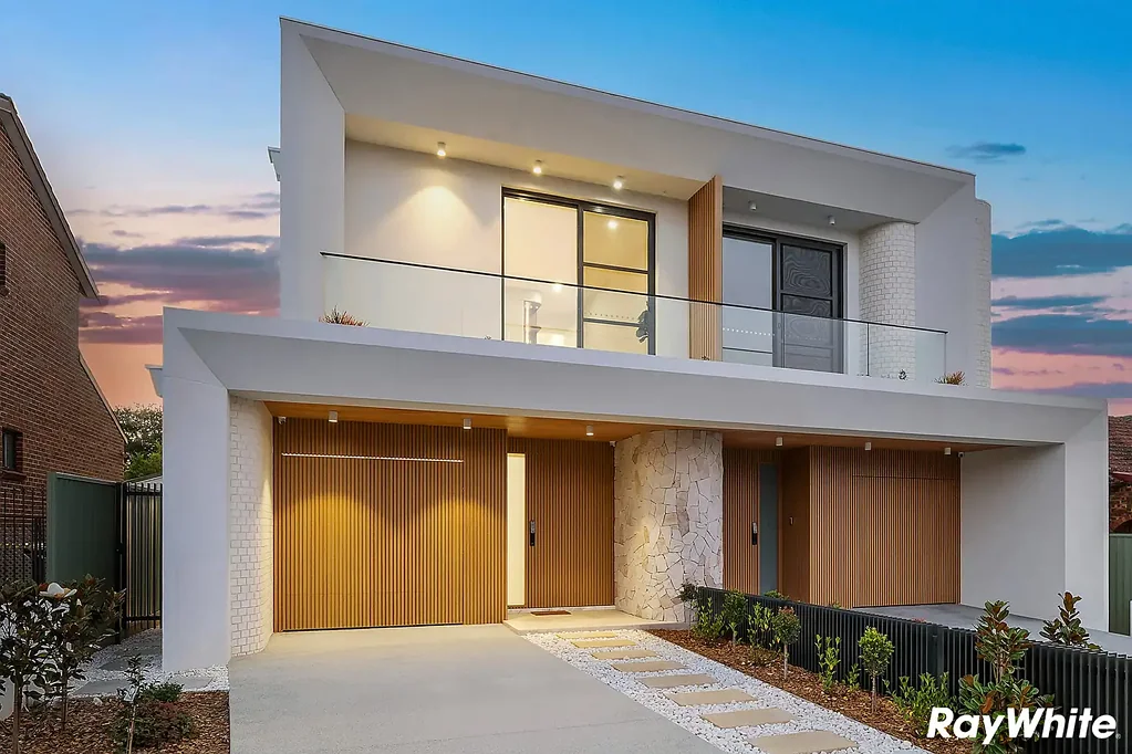 North Ryde 5房 双砖结构联排别墅 平坦地块家庭街 三主卧套房风格 楼上第二生活区 无缝户外用餐 私密庭院低维护 天然石材饰面 优质色彩效果 步行公交公园 Luxurious new double brick home on prized street