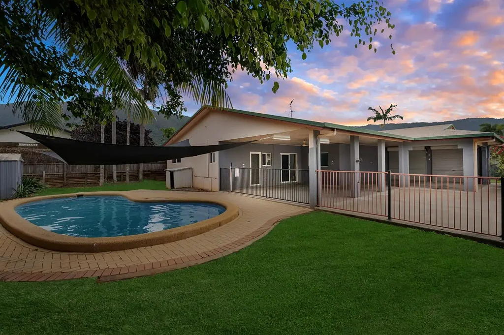 Edmonton 4Zimmer Big on Space, Big on Value – Family Home with Pool & Two Living Areas