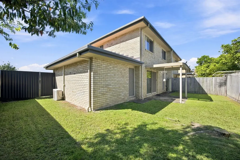 Deception Bay 3 Slaapkamer Spacious Two-Storey Townhouse with Private Balcony & Generous Yard!