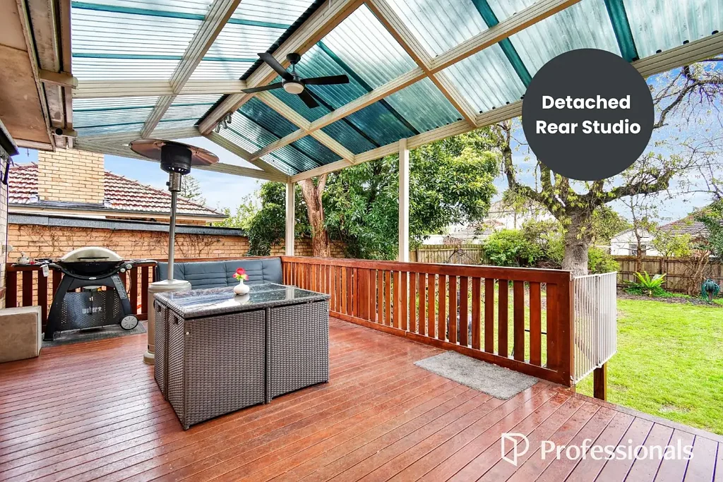 Bentleigh East 4房 安全门禁入口 宽敞后院 双住宅潜力 北向采光 多功能工作室 博世电器 高回报潜力 Dual Residence Potential: Gated, Blonde Brick Beauty with Multiple Living Areas