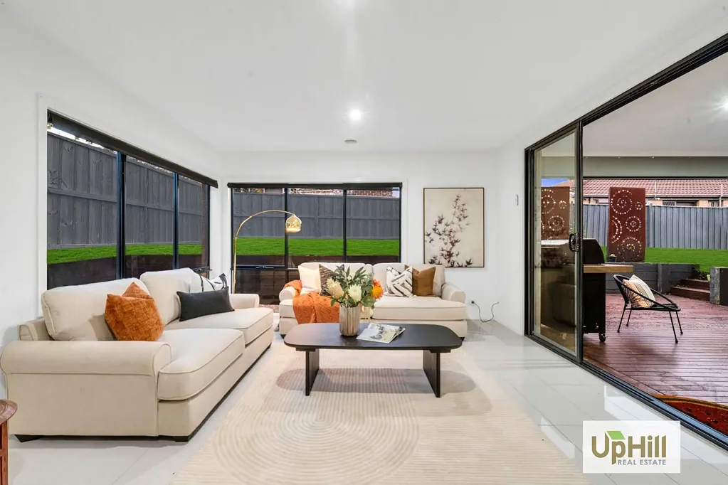 Cranbourne East 4Moenga Spacious Family Living with Theatre and Studio (Income Generator) with extra toilet
