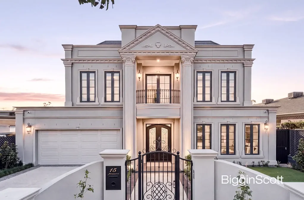 Glen Waverley 5房 法式庄园杰作 71㎡奢华空间 5卧5卫 STSA名校区 卡拉拉大理石壁炉 Bulgari瓷砖 特色厨房 3车库 锻铁大门 BRAND-NEW FRENCH ARCHITECTURAL BRILLIANCE IN THE GWSC ZONE!