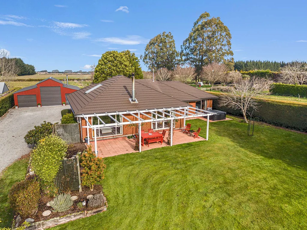 Cust 3 Bedroom Country Living Plus Legendary Shed!
