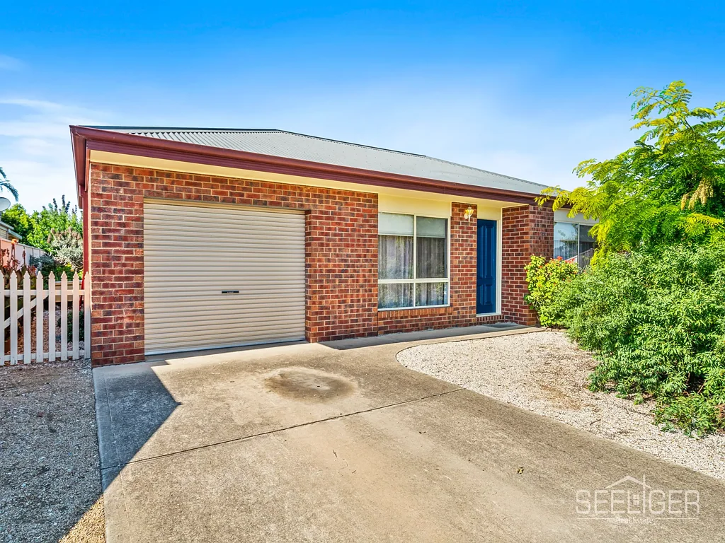Yarrawonga 3部屋 Charming Brick Veneer Home with a Stunning Garden Oasis!