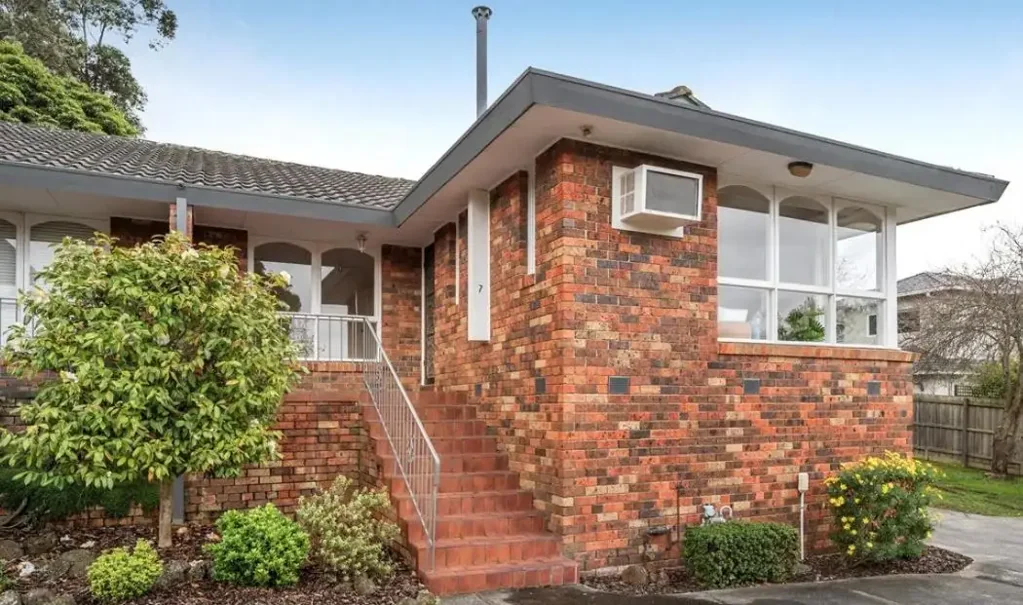 BRILLIANT SINGLE LEVEL SPACIOUS RESIDENCE AT THE REAR OF THE COMPLEX