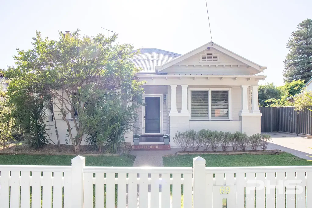 Kerang 3 Bedroom Stylish Californian Bungalow in Prime Location