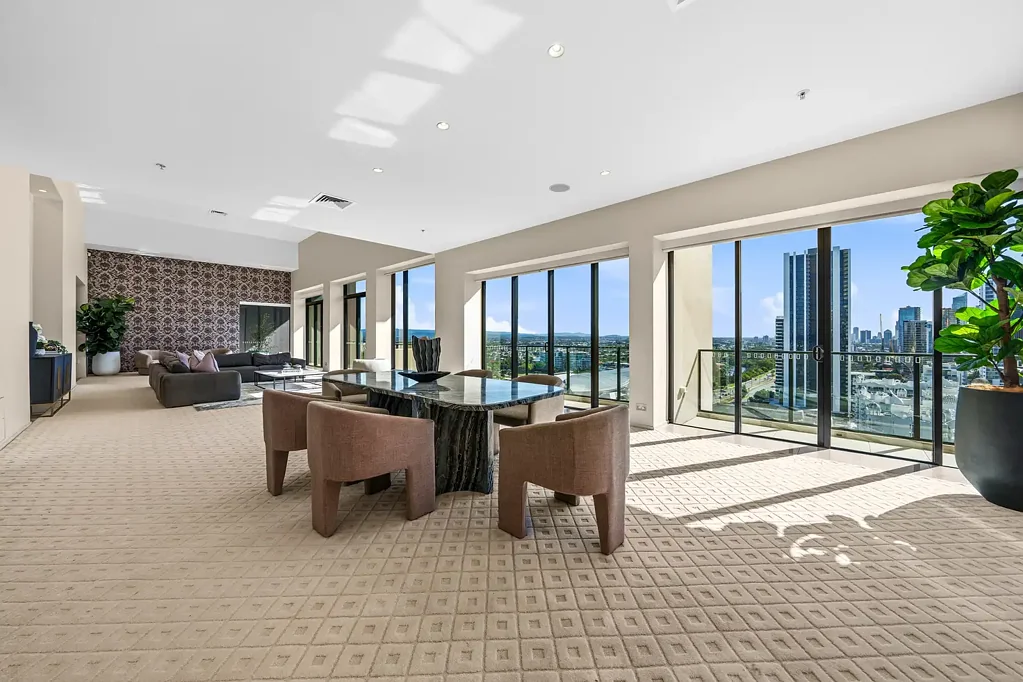 Broadbeach 4房  Luxurious Beachside Penthouse - Single level