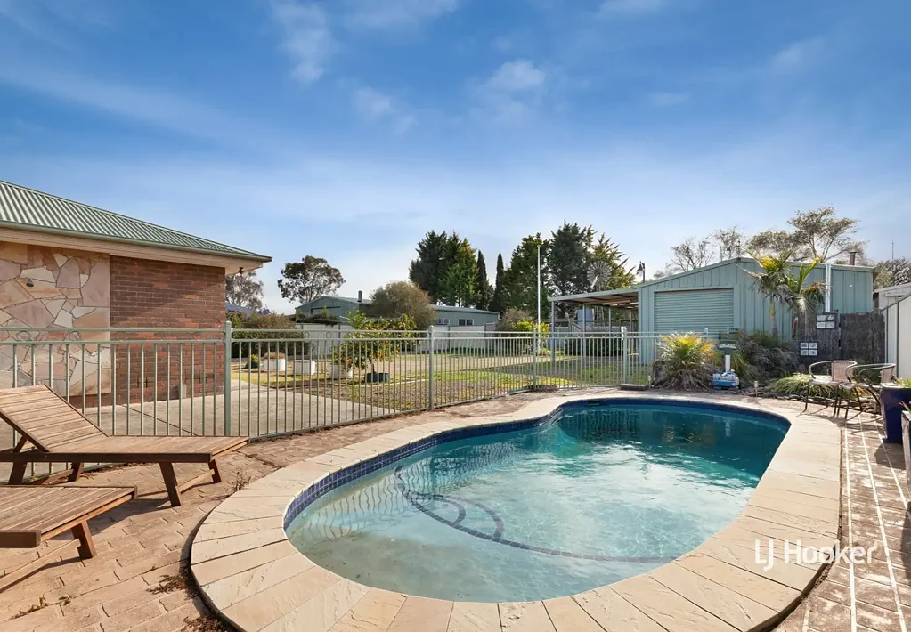 Wallan 4房  Exceptional Family Entertainer on 1,431 sqm with huge shed & pool in Court Locat