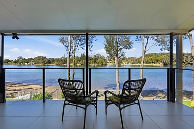 Urunga 4 Slaapkamer Absolute Riverfront Living With Private Boatshed, Pool & Endless Lifestyle Appeal