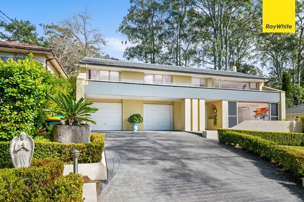 Beecroft 4બેડરૂમ Majestic Home Sitting Up High - Private Family Oasis with Poolside Luxury in Beecroft
