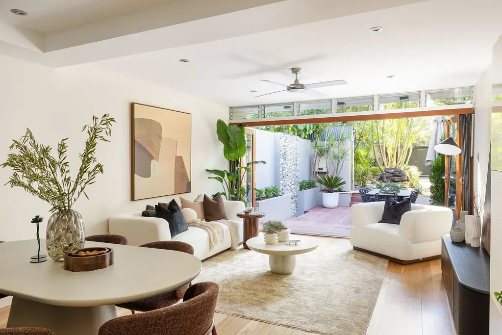 Annandale 5房 优越街道联排 宽敞双入口 维多利亚细节 高品质厨房 主卧带套间 后方车库庭院 步行生活便利 Substantial terrace / oversized internals / in area's top spot