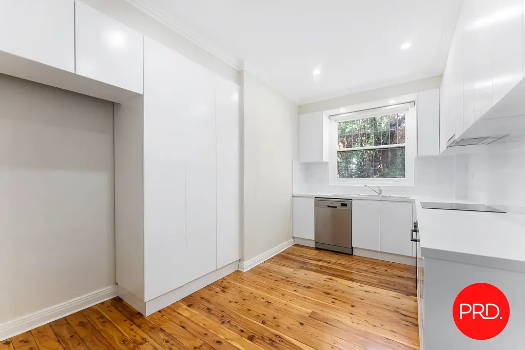 LUXURY TWO BEDROOM APARTMENT IN A TREE LINED STREET!
