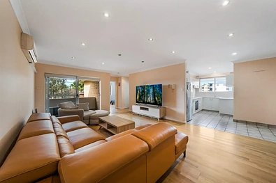 Liverpool 2房 步行距Liverpool CBD 宽敞客厅独立厨房 私人阳台不锈钢电器 单间车库 近Westfield A spacious two-bedroom apartment with generous living areas in the heart of Liverpool
