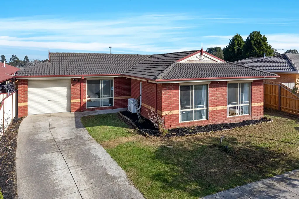 Roxburgh Park 3Moenga Stylish Renovated Kitchen | Endless Backyard Potential | 480m²
