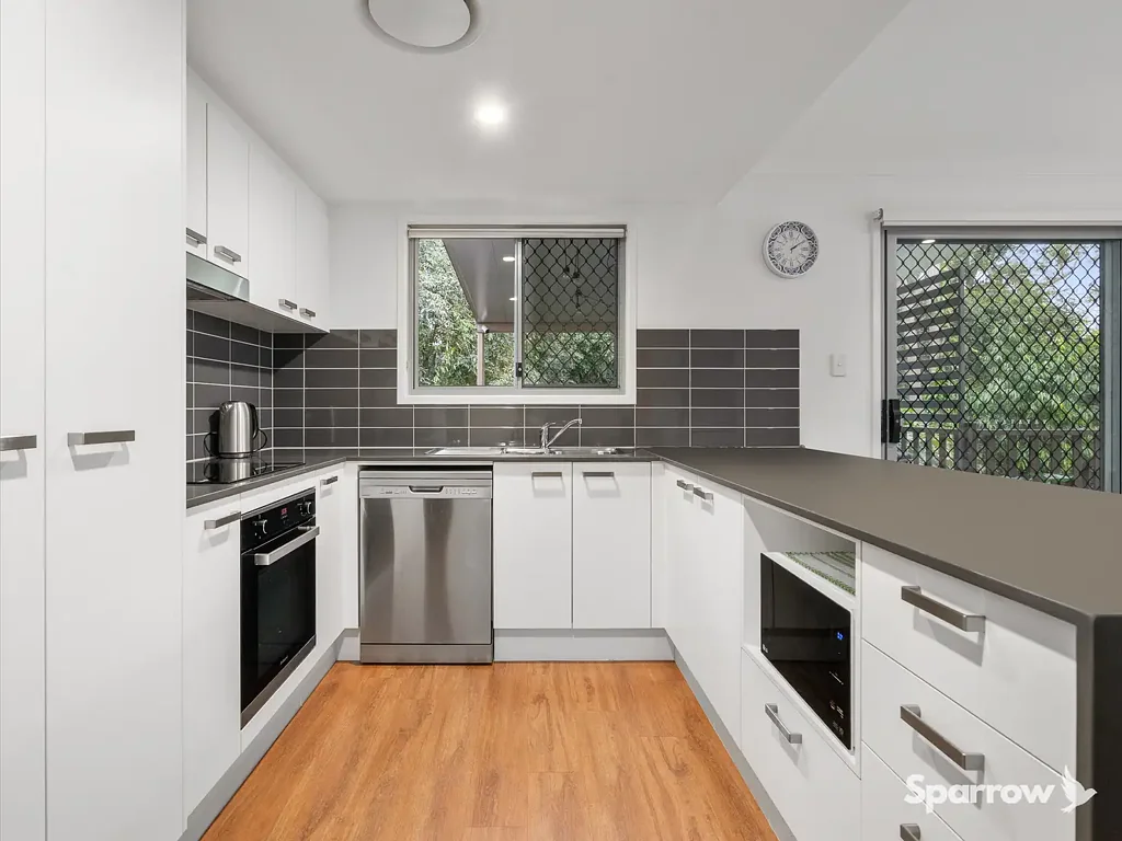 Arana Hills 4Zimmer STYLISH TOWN HOME WITH WONDERFUL PRIVATE OUTLOOK