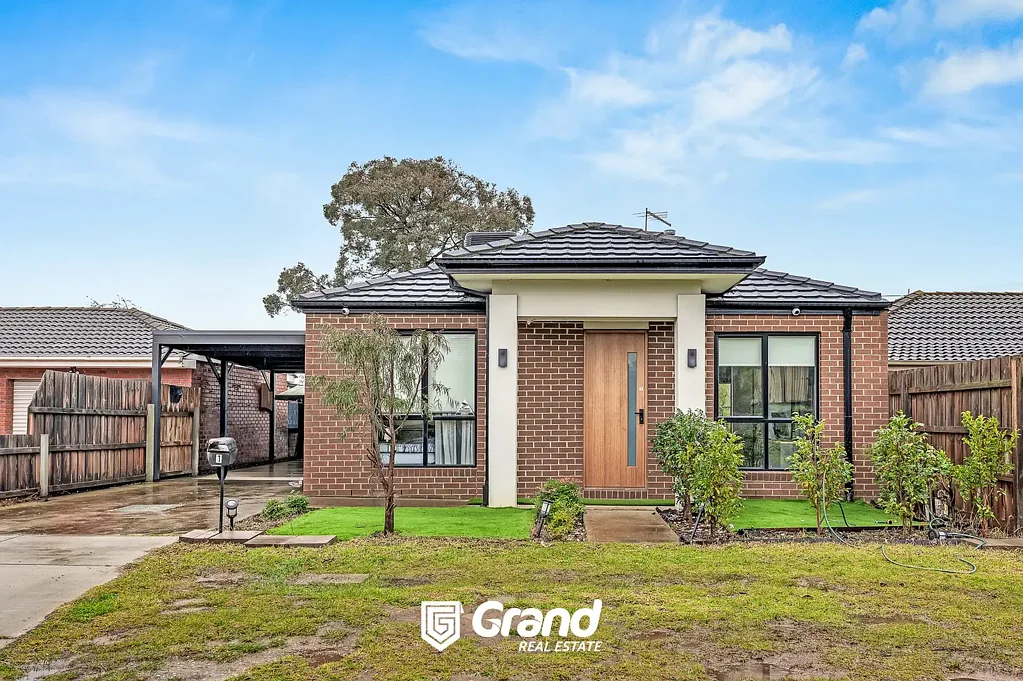 YOUNG AGED  BEAUTIFUL HOME IN CRANBOURNE!