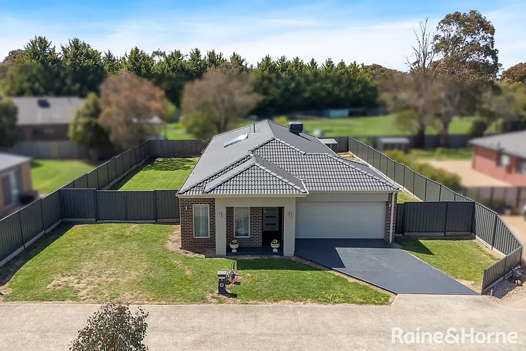 2/11 Newnham Drive, Romsey, VIC 3434