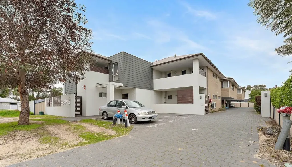 9/4 Central Terrace, Beckenham, WA 6107