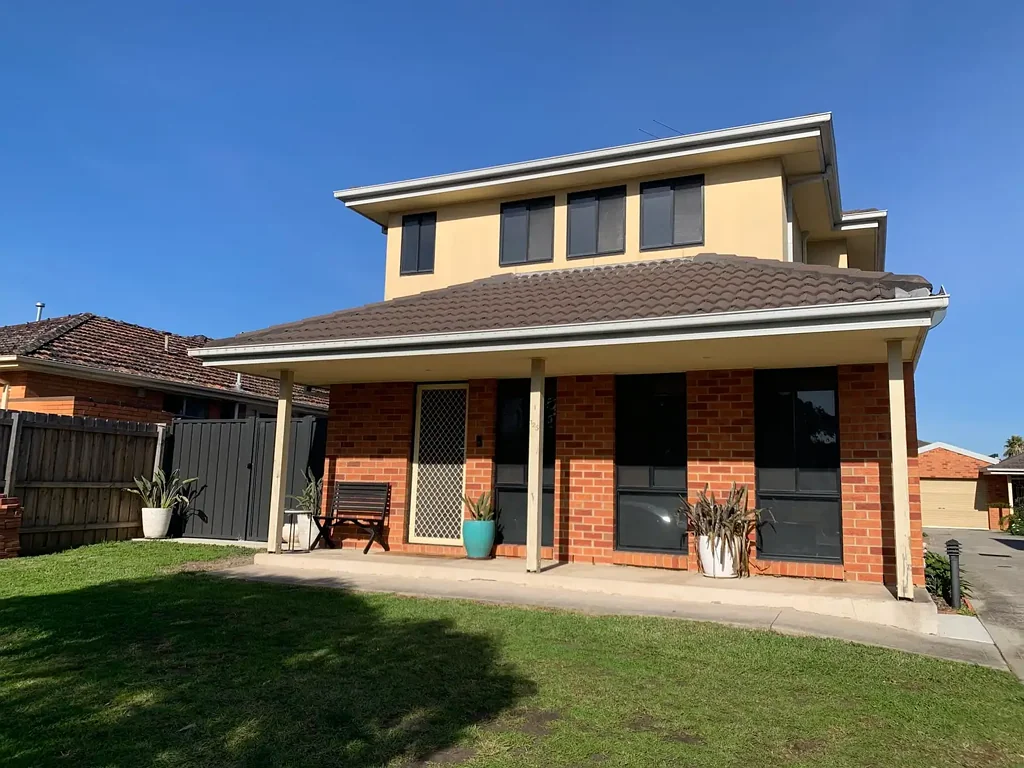 Modern Comfort in a Prime Hadfield Location