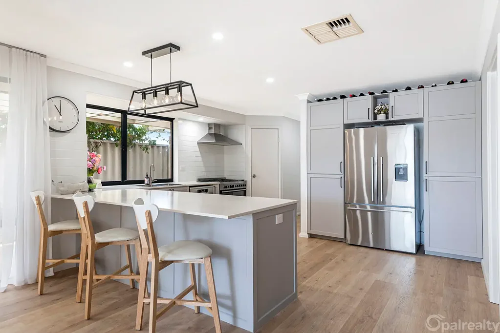 Secret Harbour 4房  Beautifully renovated family home with Golf Course Views
