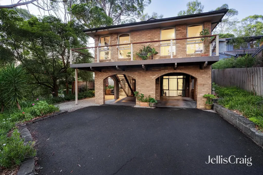 Montmorency 3ห้องนอน An Elevated Treetop Outlook in a Sought-After Pocket