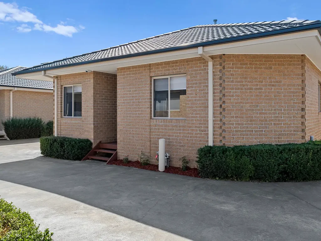 Euroa 3chambre Rare Find - Upsized 3 Bedroom Brick Unit - 2 Bathrooms - Park 2 Cars