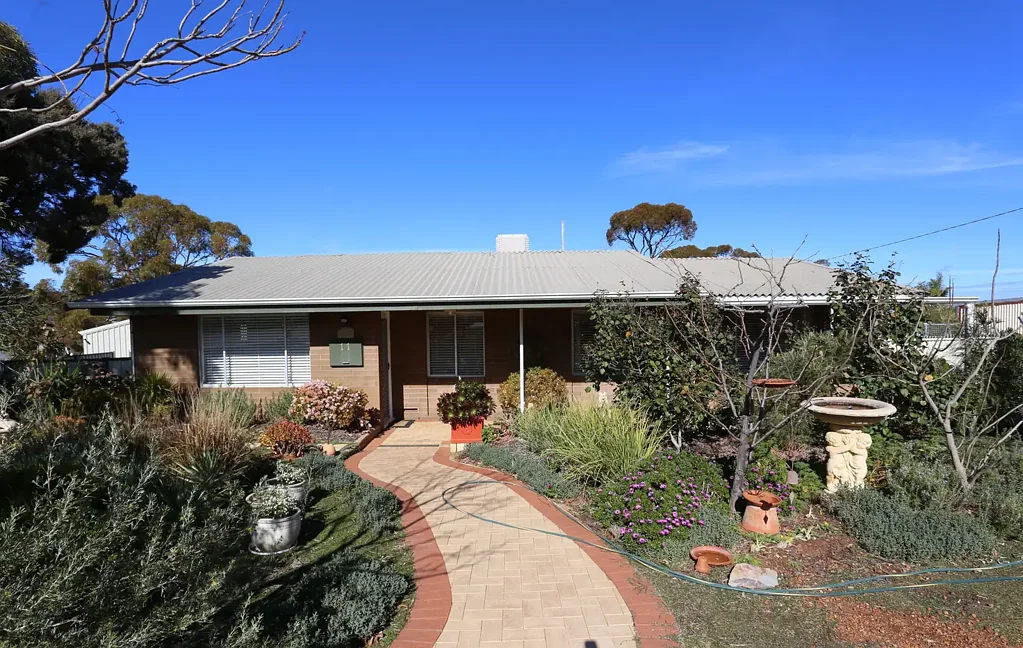 Kambalda East 4房  Immaculate 4 Bedroom Home with Space, Style and a Dream Workshop!