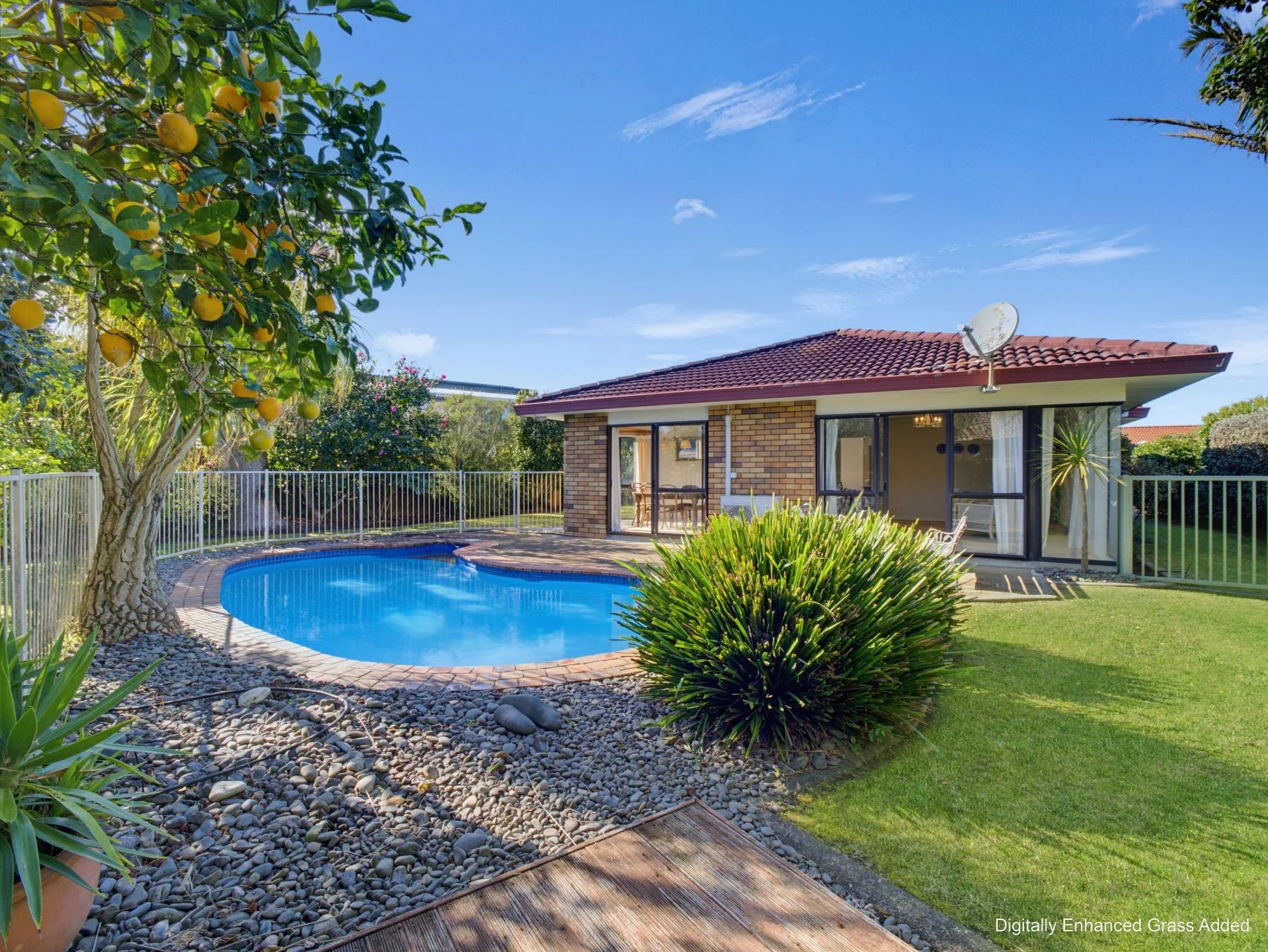 Mount Maunganui 3房 Prime Location, Poolside Living & Huge Potential