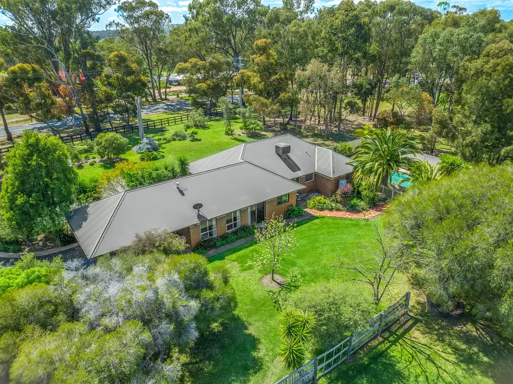 Seymour  10.9 Acres - Renovated home - Pool - Shedding