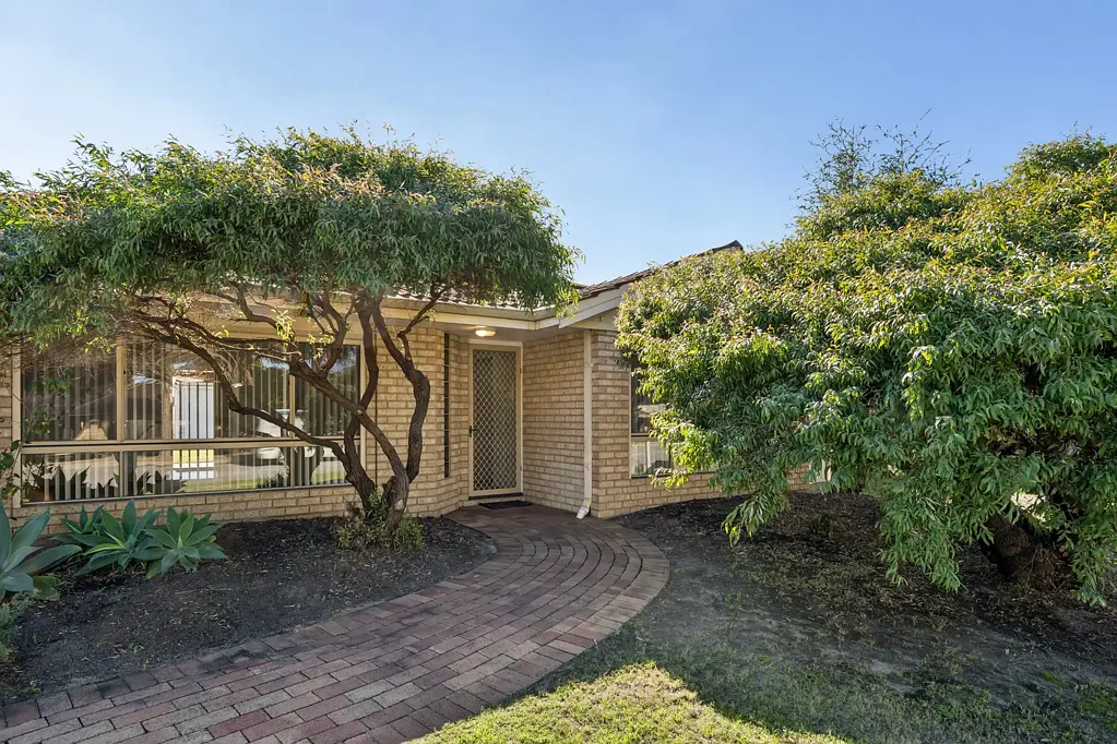 Thornlie 4房  Spacious Family Living Opposite Armstrong Park