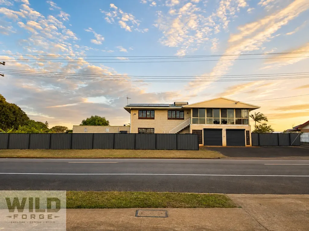 Kalkie 7ਬੈੱਡਰੂਮ 2,168m² Across Two Lots - Spacious 7-Bedroom Home