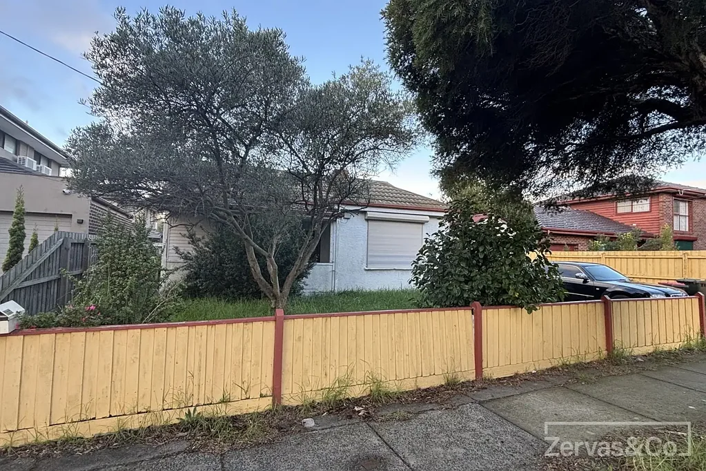 STROLLING DISTANCE TO HUNTINGDALE STATION