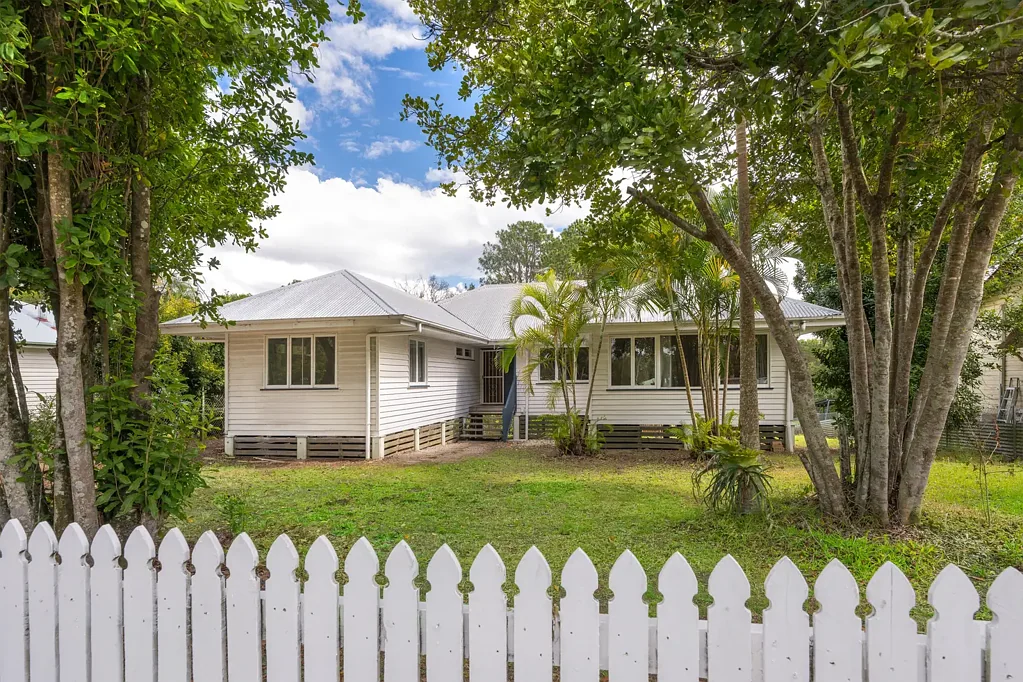 Woodford 4 Slaapkamer A charming Woodford cottage with room to make it your own