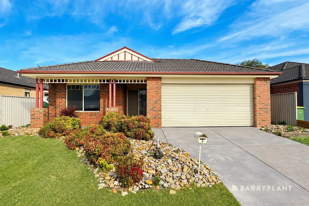 SPACIOUS FAMILY LIVING WITH BRAND NEW CARPETS