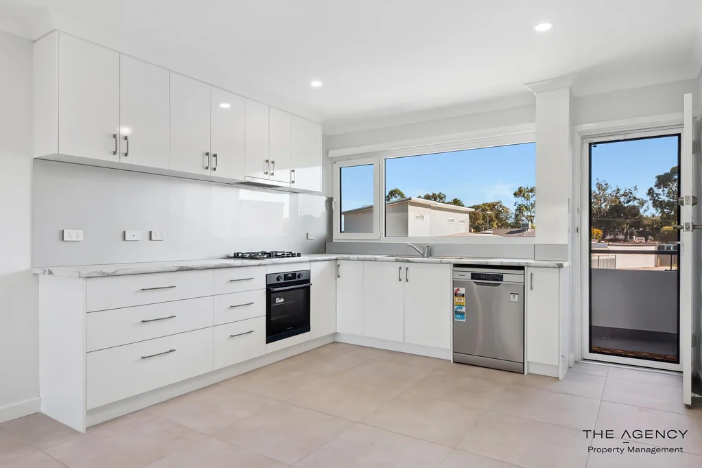 Contemporary 2-Bedroom Top-Floor Unit - Comfort and Convenience Awaits