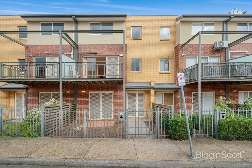 Spacious Triple-Storey Living in the Prestigious Waterford Green Estate