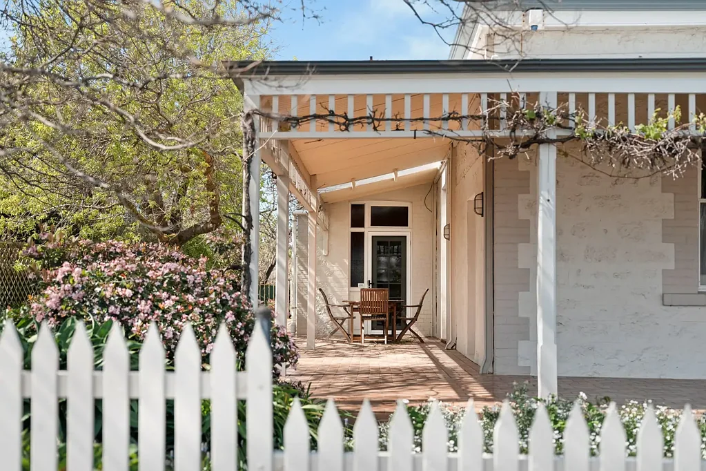 Port Elliot 4 Slaapkamer 'Woodbine'…Circa 1897 Double Fronted Cottage on Huge Allotment