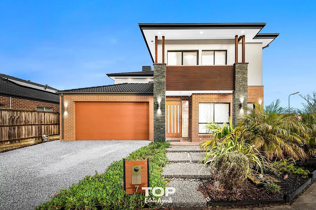 Cranbourne North 5房 宽敞地块 5卧4卫 所有卧室步入式衣帽间 开放式厨房餐厅 家庭办公室 双车库 露台户外厨房 靠近学校购物 Modern Family Oasis with Space, Style and Versatility