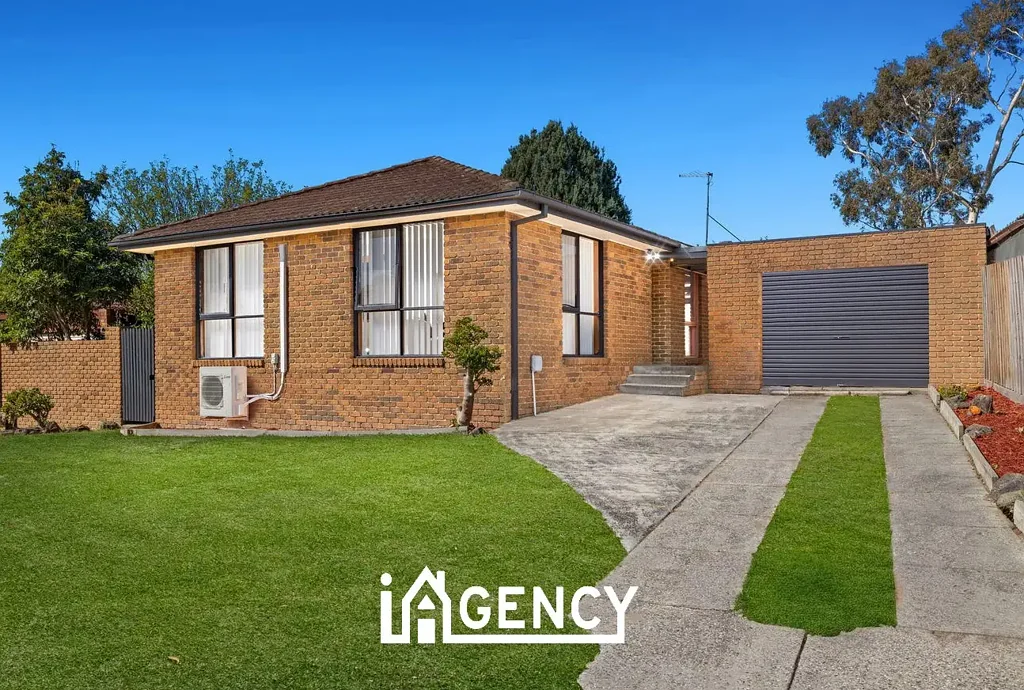 LIGHT-FILLED LIVING IN A SOUGHT-AFTER AREA !!!