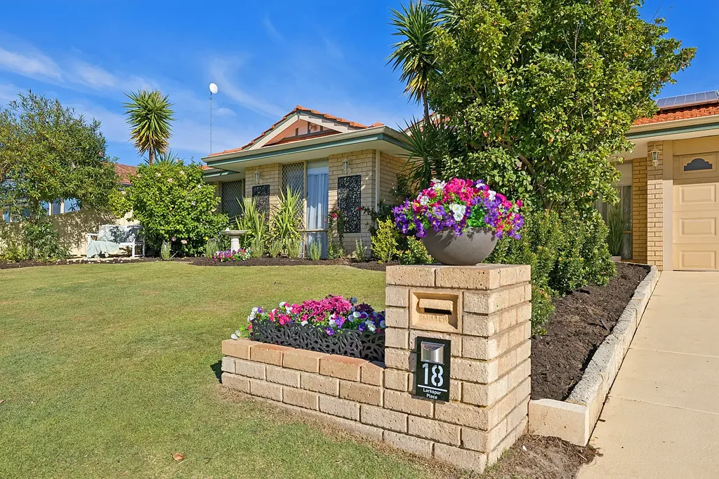 Thornlie 5ห้องนอน Faultless & inspiring with unrivalled excellence throughout this spacious, free flowing designer home!!