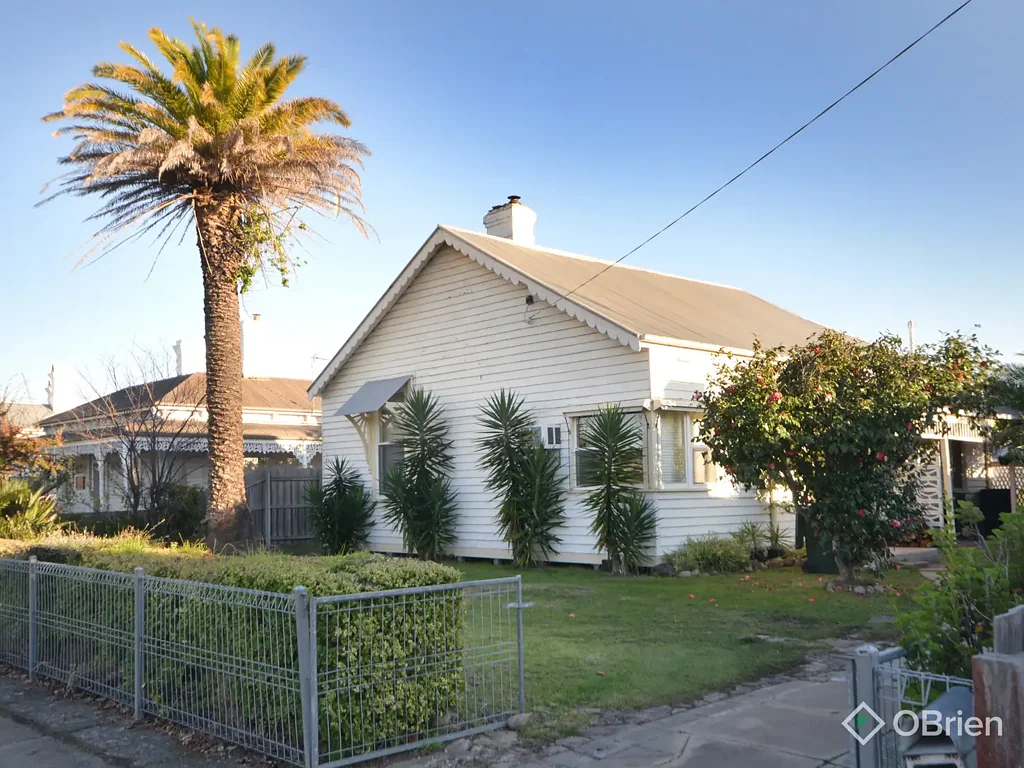 Bairnsdale 3 Bedroom Prime Downtown Opportunity with Loads of Potential