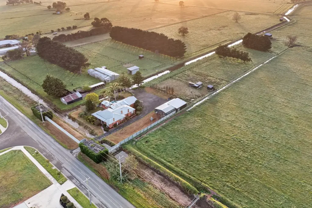 Sale 3房  Rare Lifestyle Opportunity Just Minutes from Sale