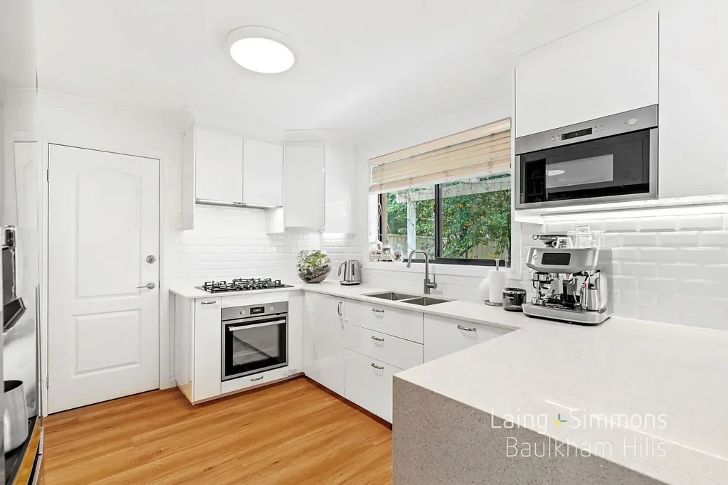 Baulkham Hills 2房 Jasper学区联排 现代翻新厨房 阔景后院 多功能户外 瀑布石材台面 静谧街道 便捷交通 Elegantly Renovated Townhouse! Walking Distance to Jasper Road Public School