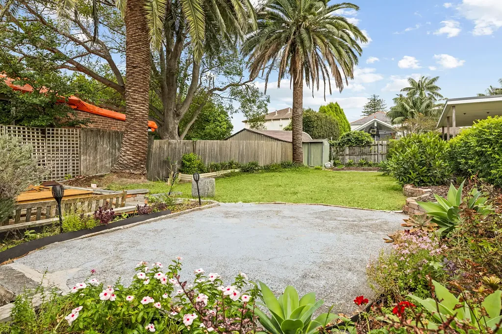 Bellevue Hill 4房 Bellevue Hill高地地块 概念规划方案 四至五卧 主卧套房 室内外无缝生活 自然采光充沛 罕见空间灵活性 步行至生活配套 Character-Filled Freestanding Home with Exceptional Designer Potential